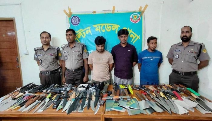 বায়তুল মোকাররমে অভিযান: ৪৬৪ ধারালো অস্ত্র উদ্ধার, গ্রেপ্তার ৩